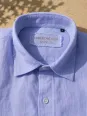 Col et étiquette d'une chemise en lin homme lilas Bonnieux
