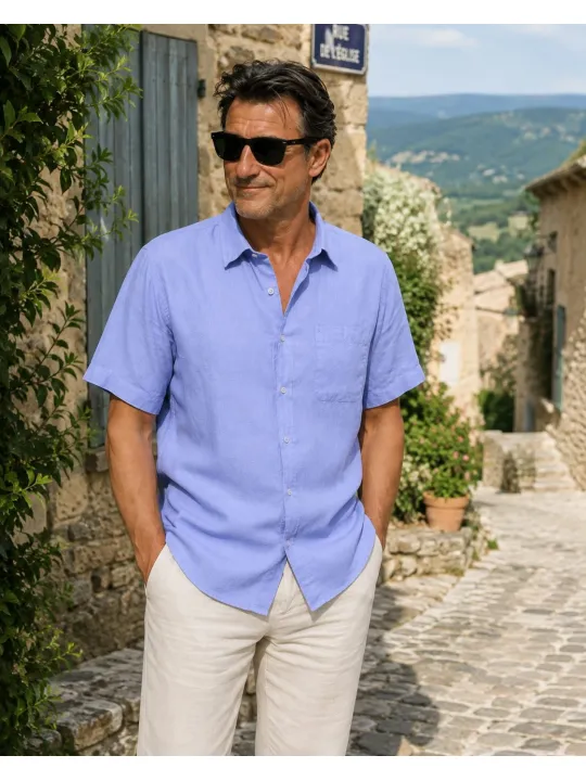 Lilac men's linen shirt with short sleeves Bonnieux worn in a Luberon village street