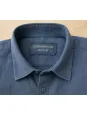 Col et étiquette d'une chemise en lin homme marine Bonnieux