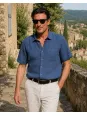 Chemise en lin homme marine à manches courtes Bonnieux portée dans le Luberon