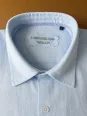 Col et étiquette d'une chemise en lin homme bleu ciel Bonnieux