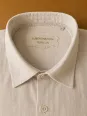 Détail du col et de l’étiquette d’une chemise en lin homme sable Bonnieux