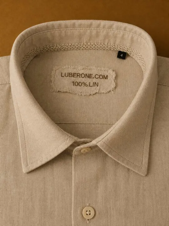 Détail du col et de l’étiquette d’une chemise en lin homme beige Bonnieux