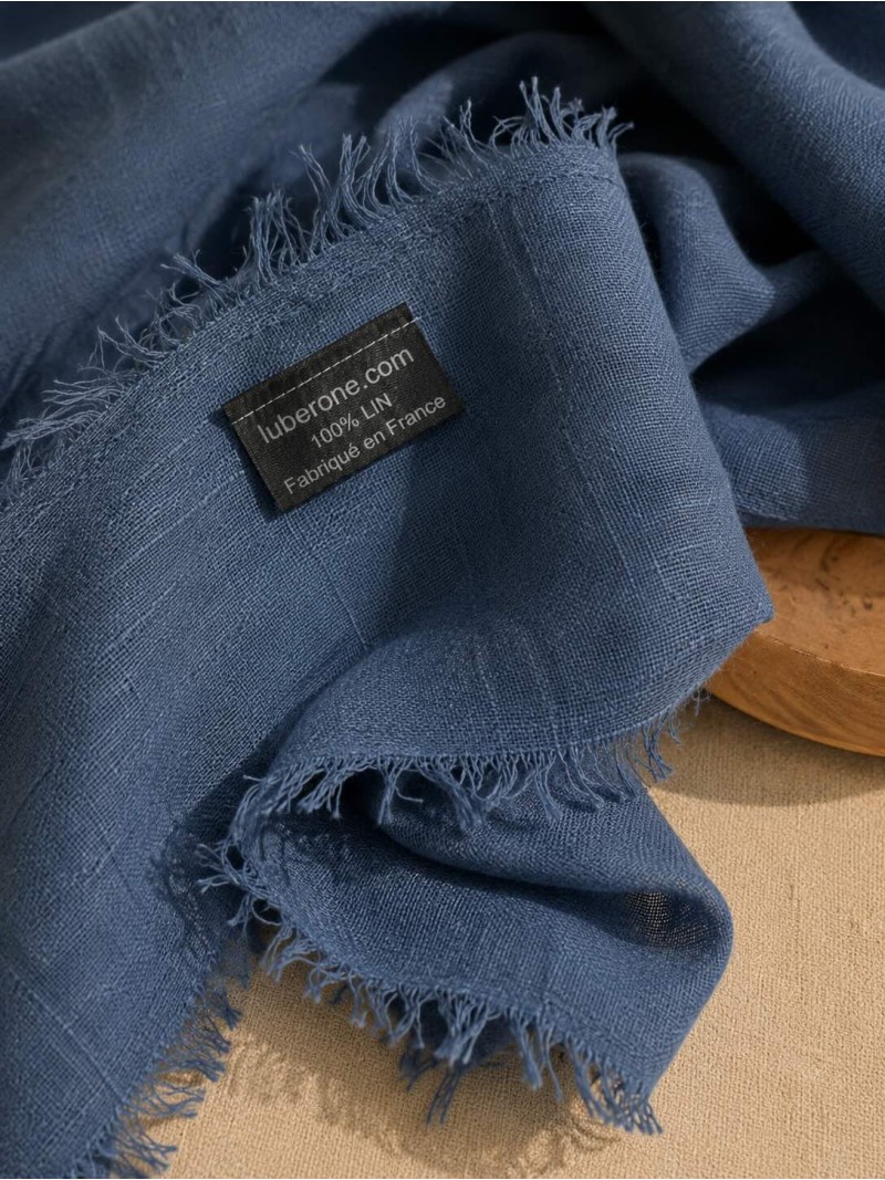 Détail du tissu en lin marine et de l’étiquette fabriqué en France