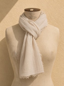 Écharpe en lin sable 100 % lin sur mannequin