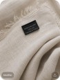 Détail du tissu en lin sable et de l’étiquette fabriqué en France