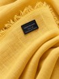 Détail du tissu en lin safran et de l’étiquette fabriqué en France