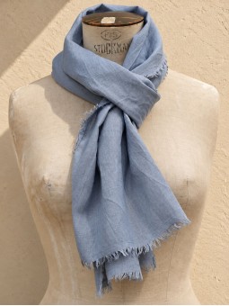 Écharpe en lin bleu 100 % lin sur mannequin