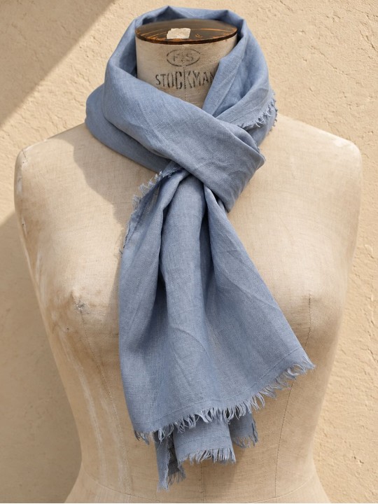 Écharpe en lin bleu 100 % lin sur mannequin