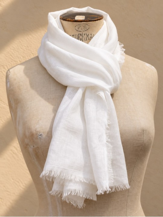 Écharpe en lin blanche 100 % lin sur mannequin