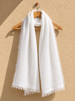 Écharpe en lin blanche 100 % lin suspendue sur un cintre en bois