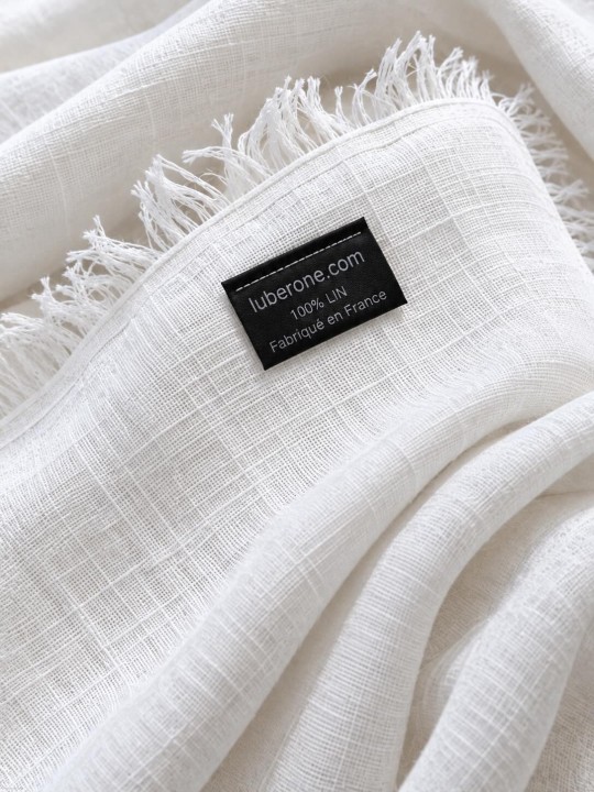 Détail du tissu en lin blanc et de l’étiquette fabriqué en France