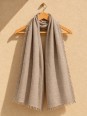 Écharpe en lin naturel 100 % lin suspendue sur un cintre en bois