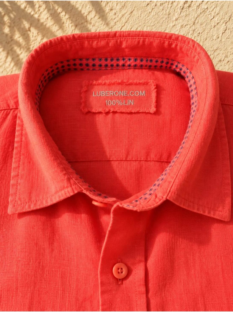 Détail du col et de l'étiquette Luberone d'une chemise en lin corail