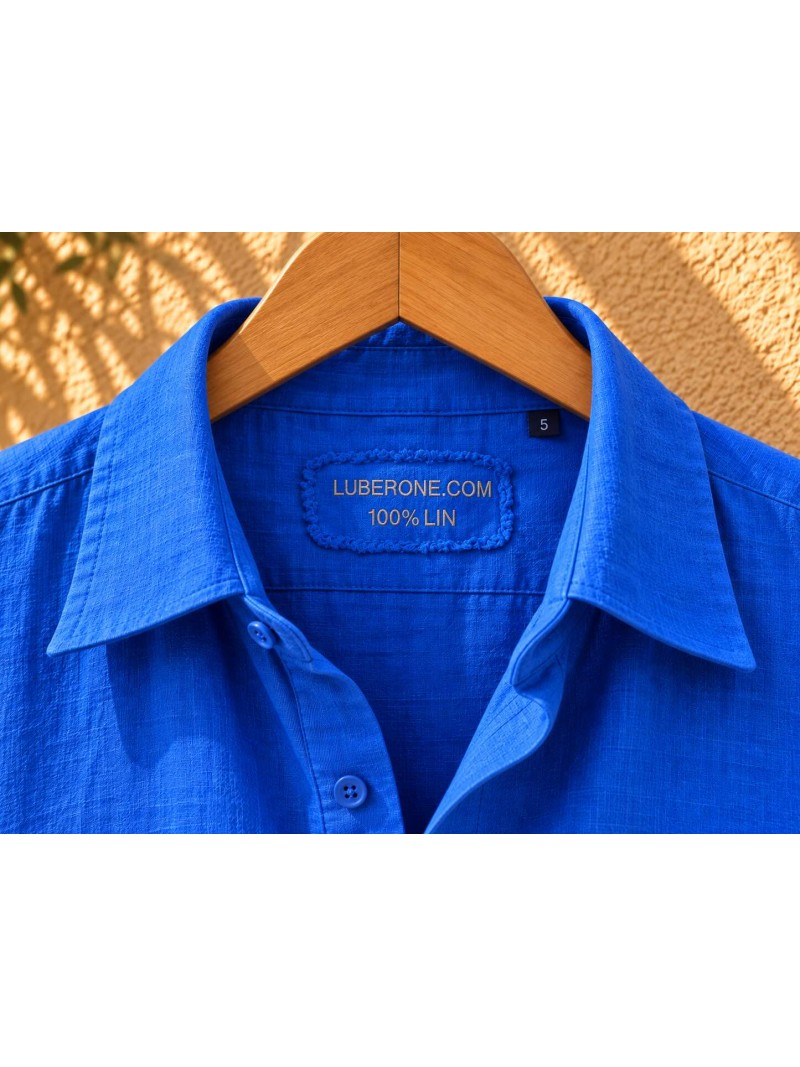 Détail du col et de l'étiquette Luberone d'une chemise en lin bleu roi