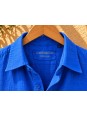 Détail du col et de l'étiquette Luberone d'une chemise en lin bleu roi