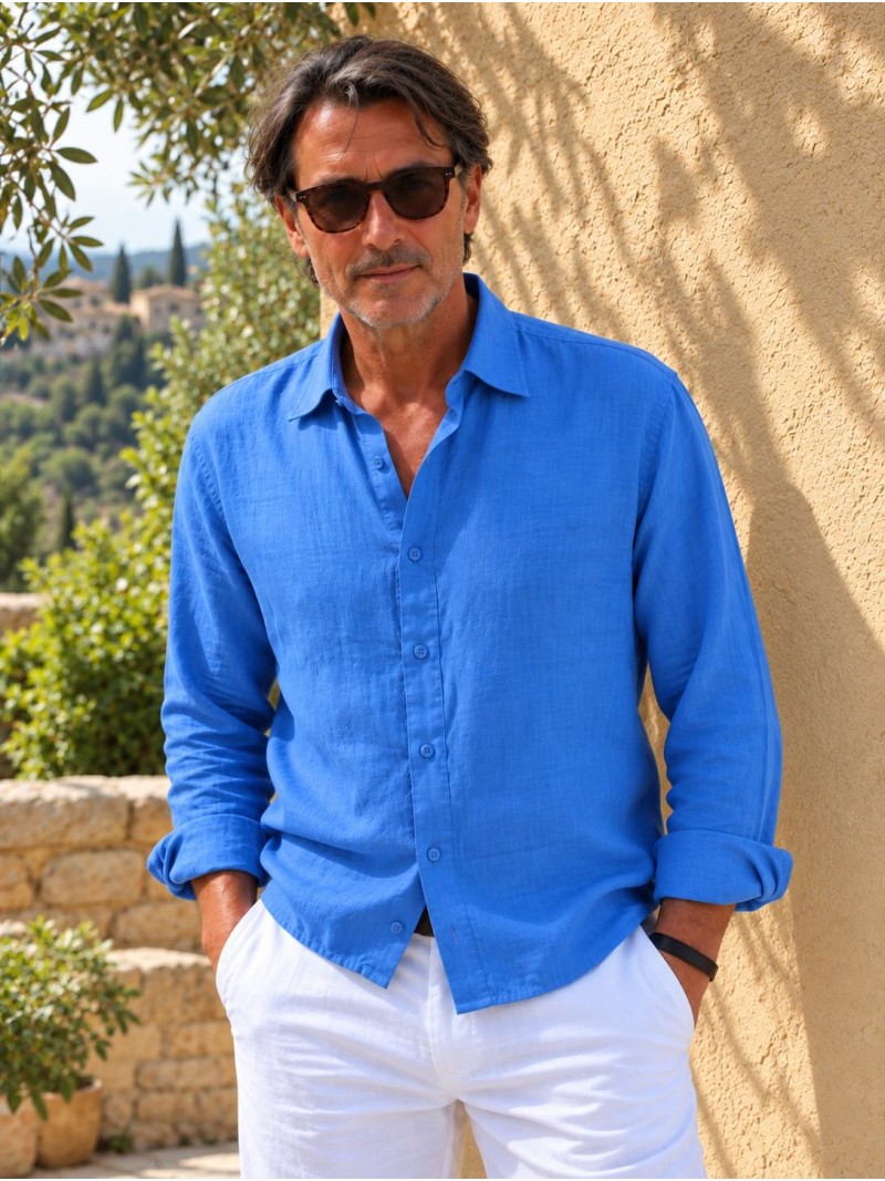 Chemise en lin homme bleu roi manches longues portée dans le Luberon