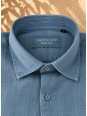 Détail du col et de l'étiquette Luberone d'une chemise en lin gris