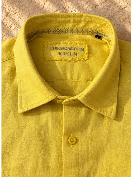 Détail du col et de l'étiquette Luberone d'une chemise en lin jaune