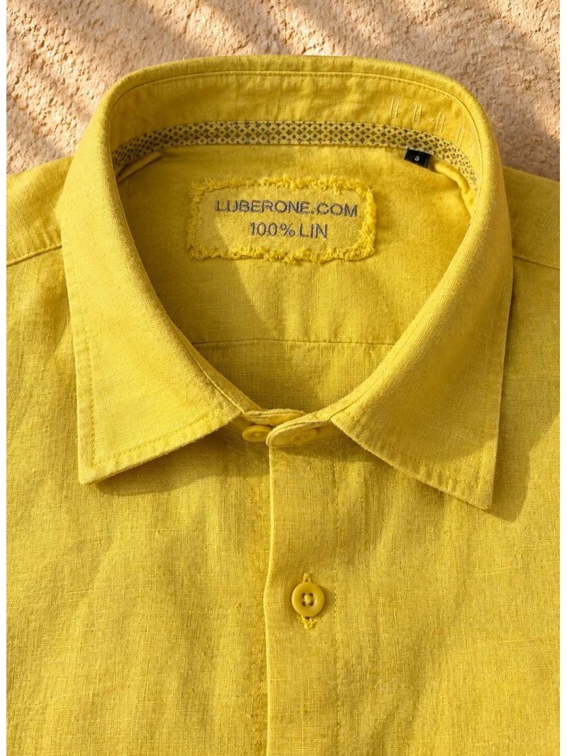 Détail du col et de l'étiquette Luberone d'une chemise en lin jaune