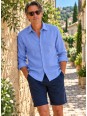 Chemise en lin homme lilas manches longues portée dans une ruelle du Luberon
