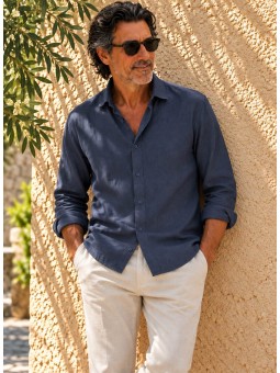 Chemise en lin homme bleu marine manches longues portée de face – Bonnieux