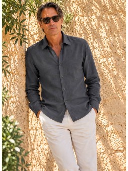Chemise en lin homme anthracite manches longues portée de face – Bonnieux
